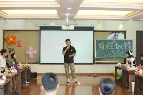 5教师代表刘强强致辞